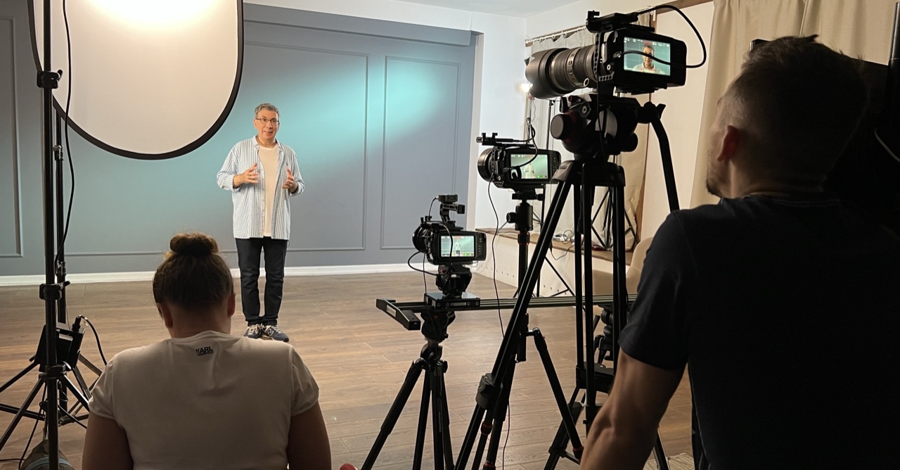 кейс VideoGlobal — студийная съёмка спикера на фоне постановочного света