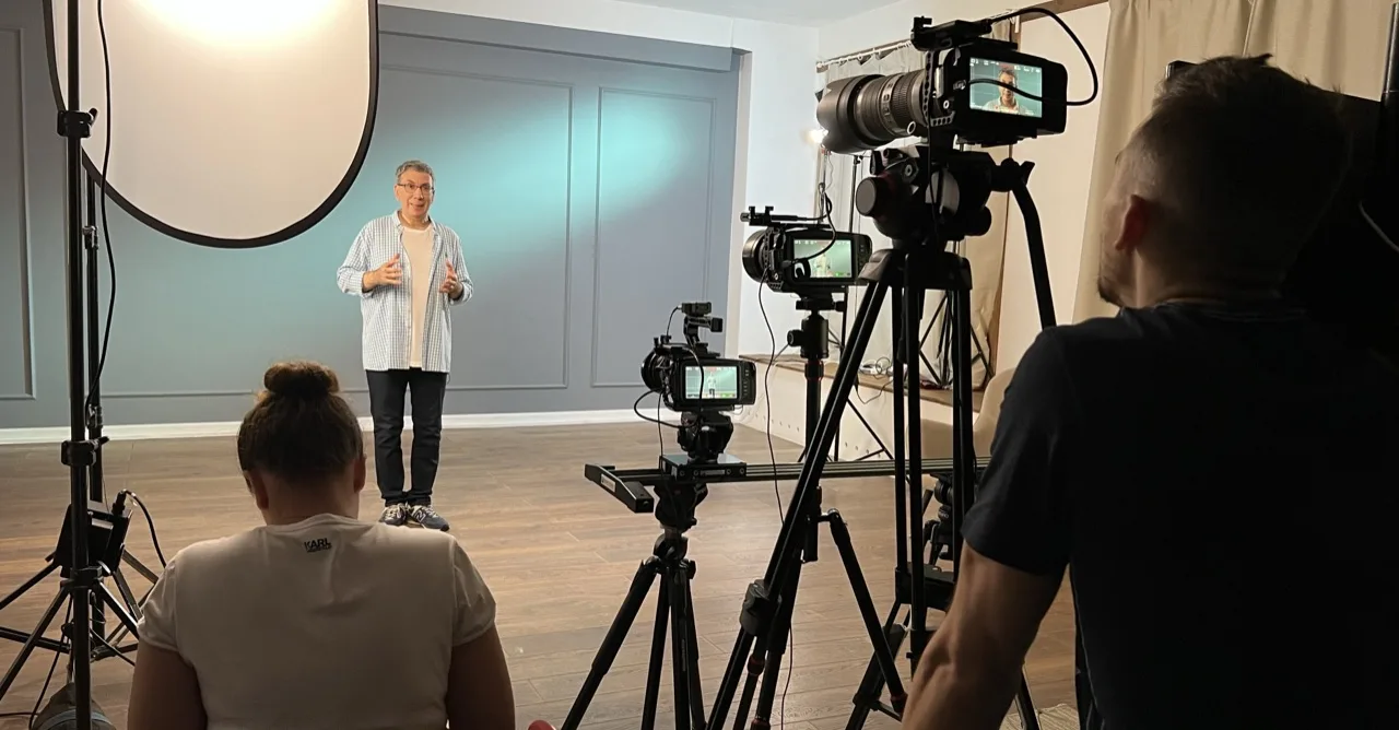 кейс VideoGlobal — студийная съёмка спикера на фоне постановочного света