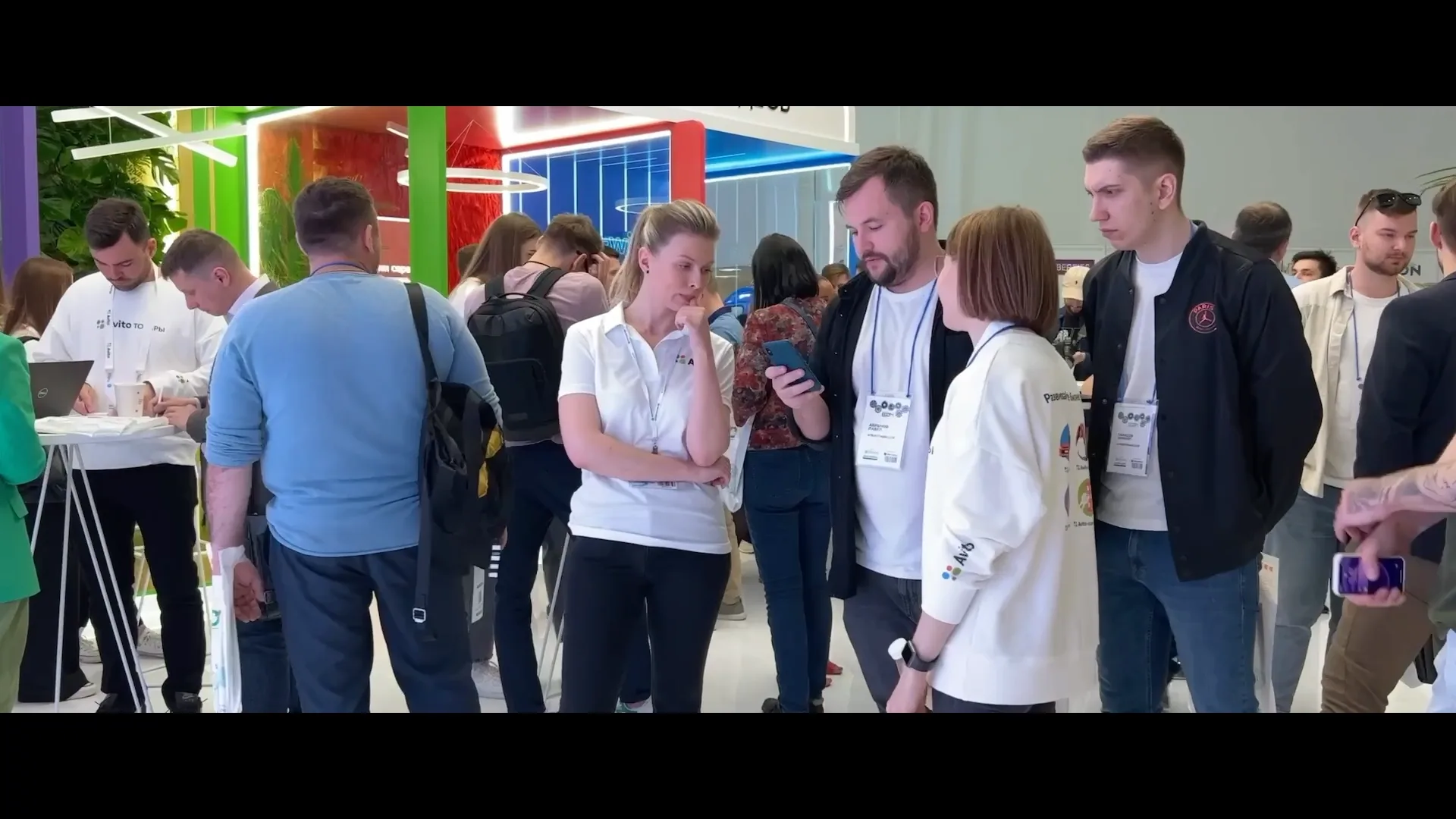 Авито · Ecom 2022 · интервью и деловая сцена на стенде
