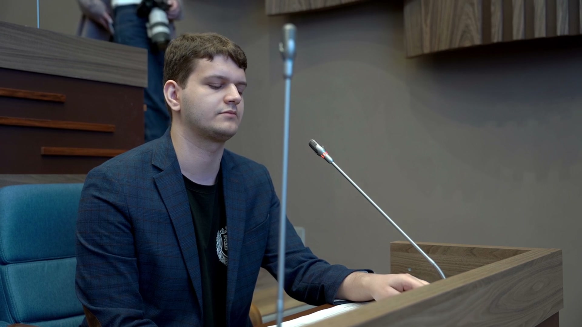Конференция в Бауманке — выступление докладчика на пленарной сессии на английском языке