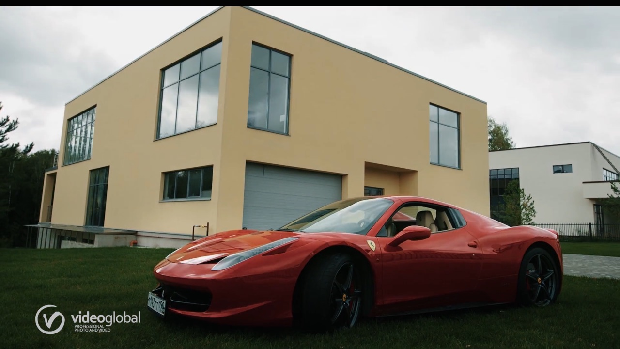 кейс VideoGlobal — красная Ferrari у современного жёлтого дома в коттеджном посёлке Берёзки.РФ