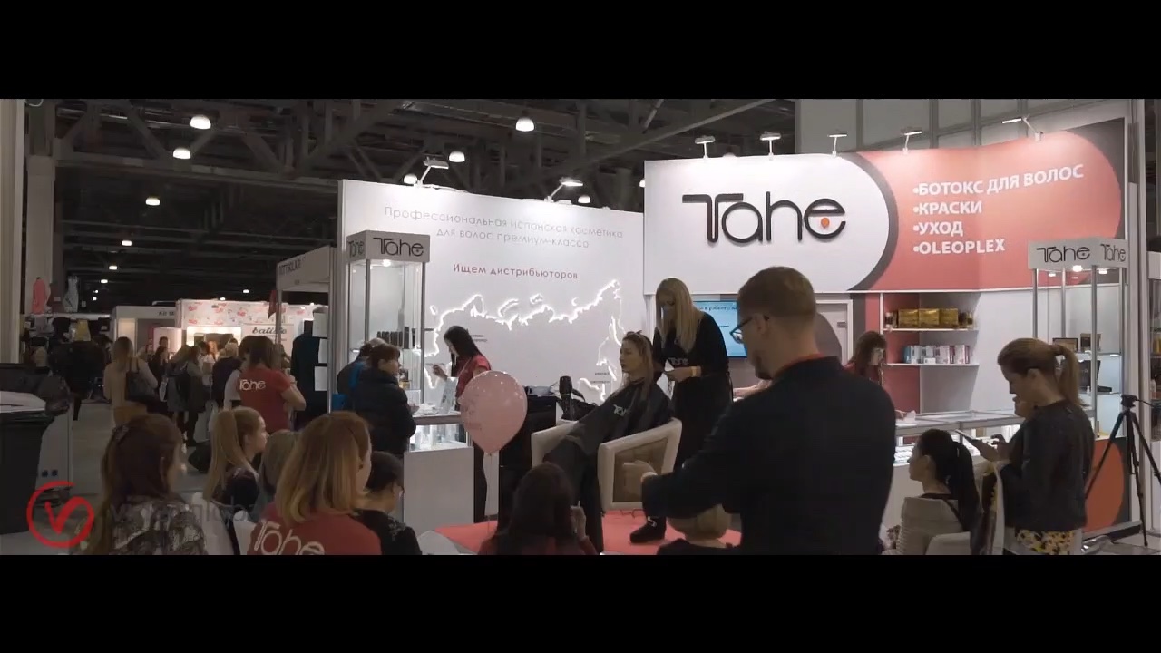 кейс VideoGlobal — стенд TAHE с посетителями на Интершарм
