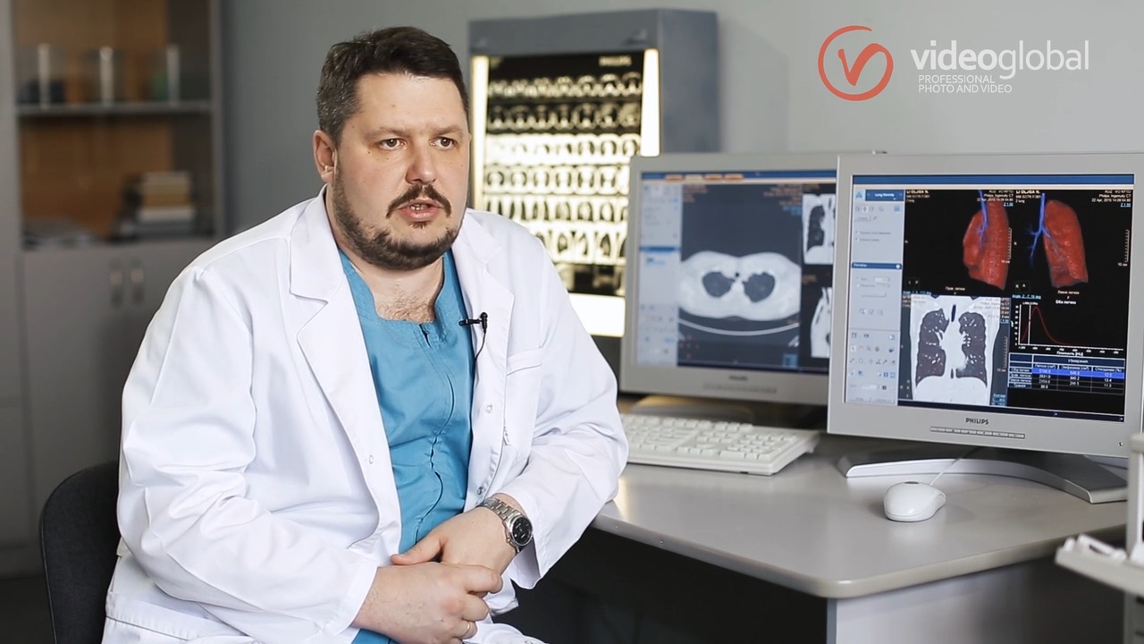 кейс VideoGlobal — врач в кабинете компьютерной томографии