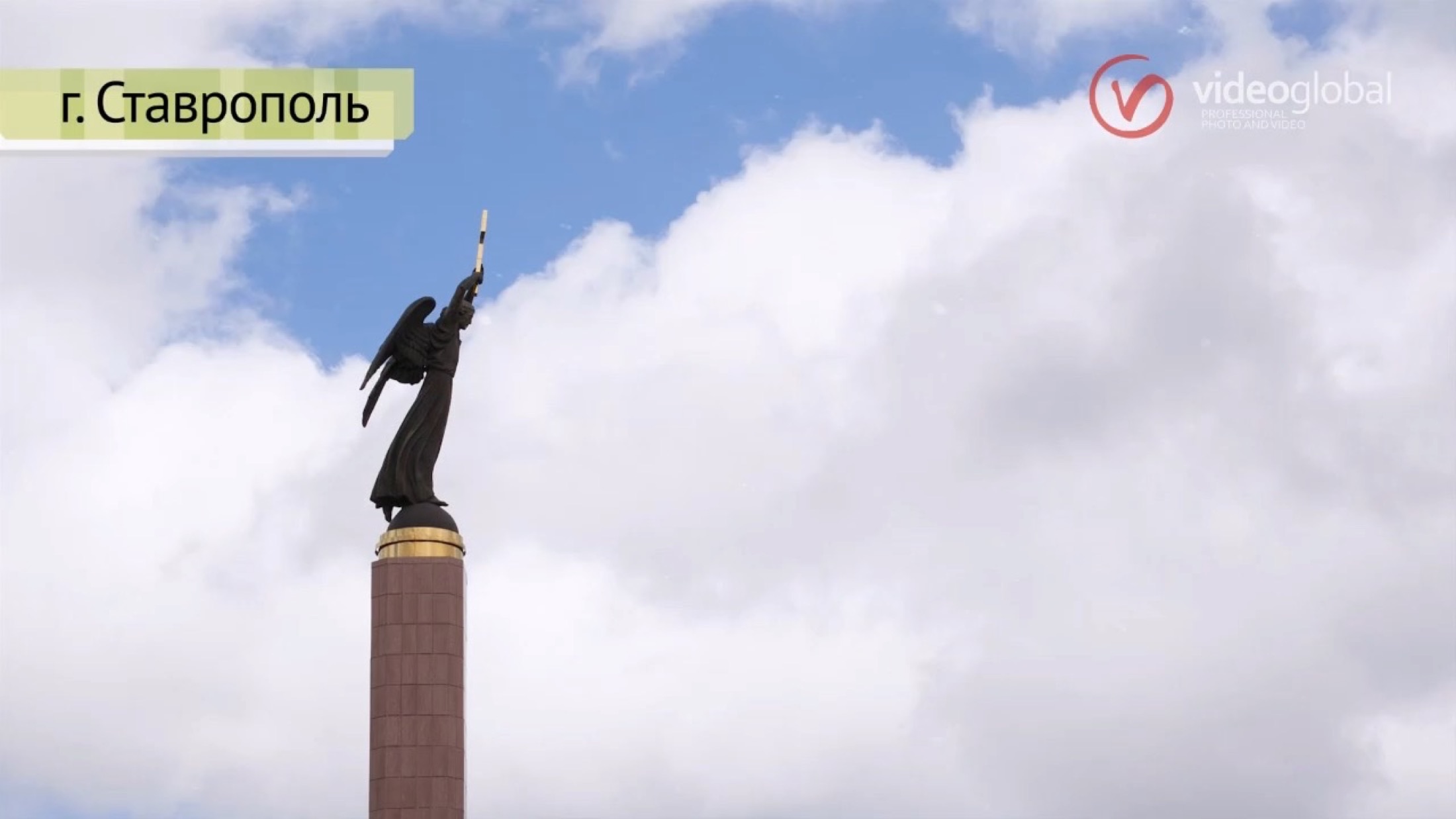 команда на съемке корпоративного ролика в офисе