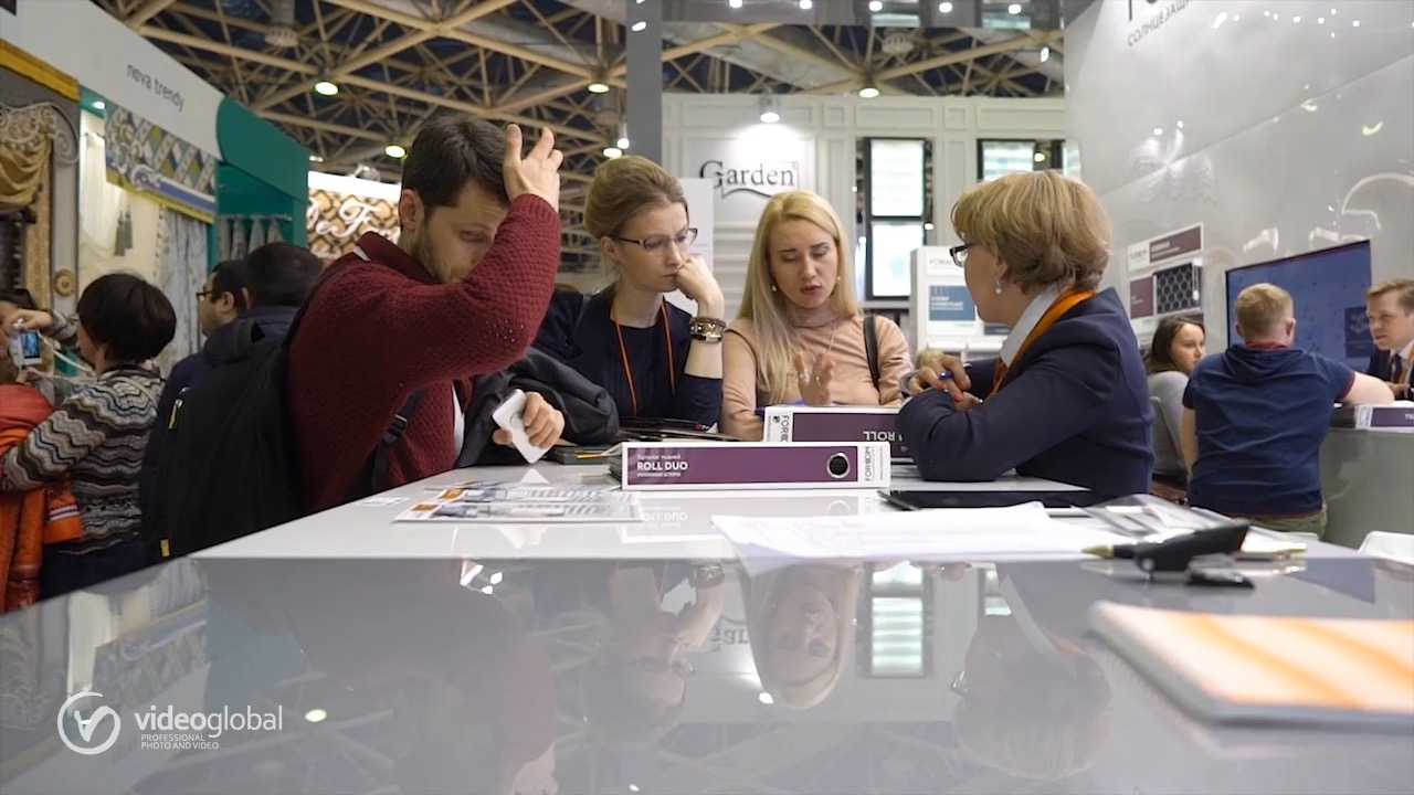переговоры посетителей с менеджером на стенде Foroom & Katris с каталогом ROLL DUO
