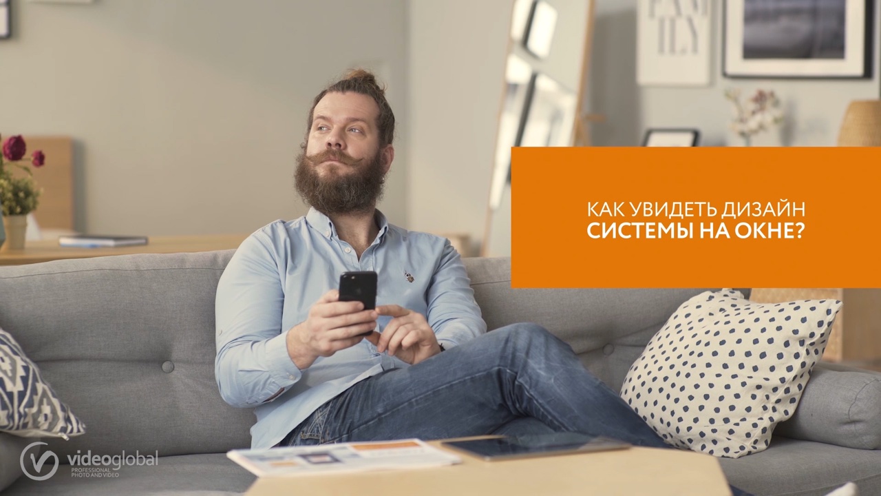 кейс VideoGlobal — актёр в интерьере студии с телефоном