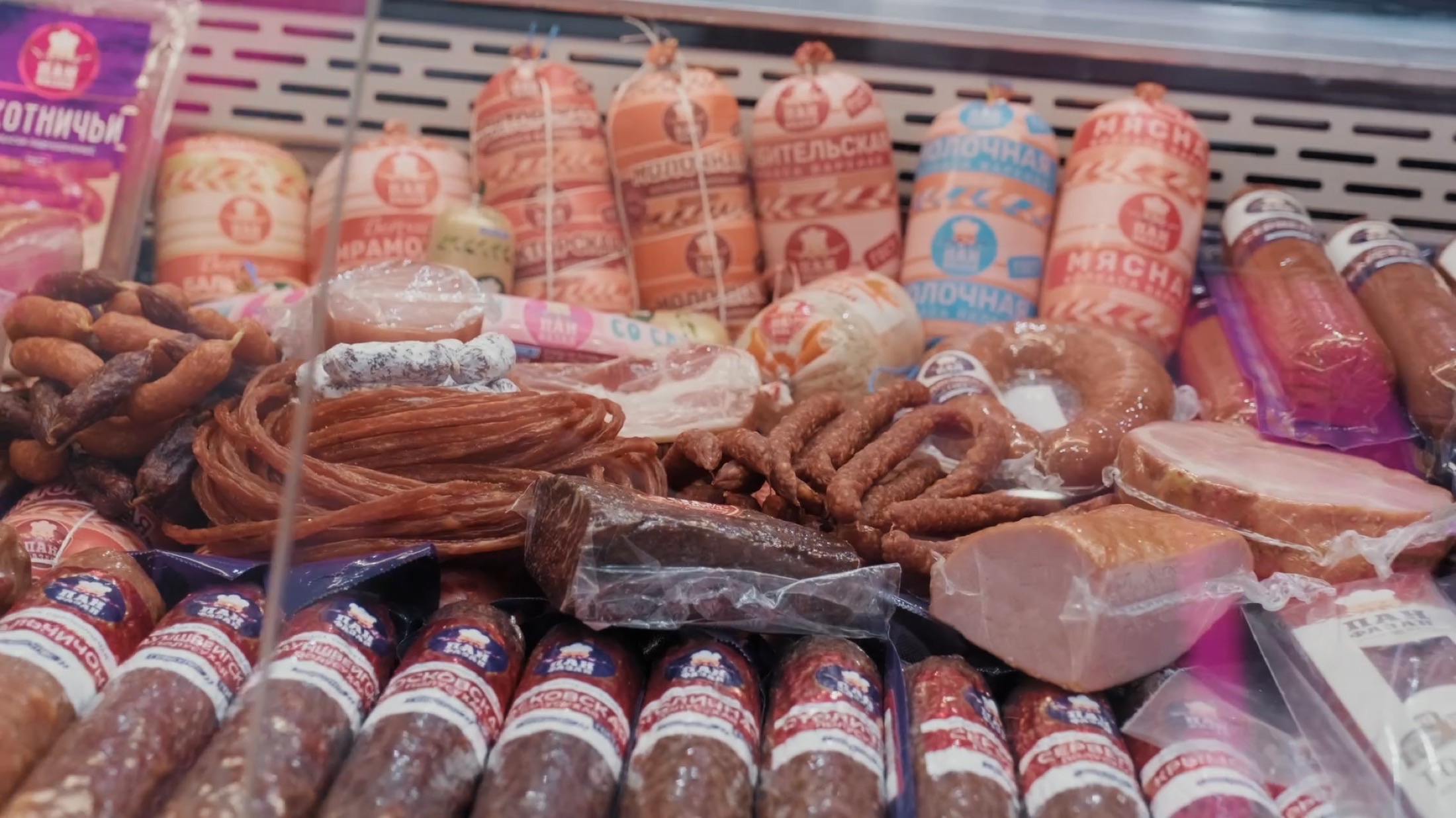 Холодильник с колбасной продукцией