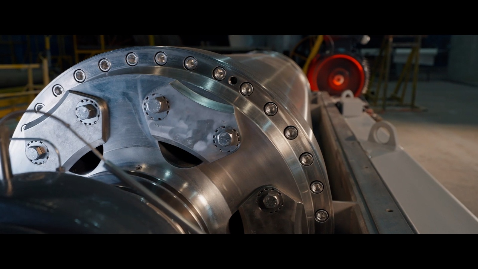 ITEMI — кадр производственного фильма с акцентом на людей и технологичность