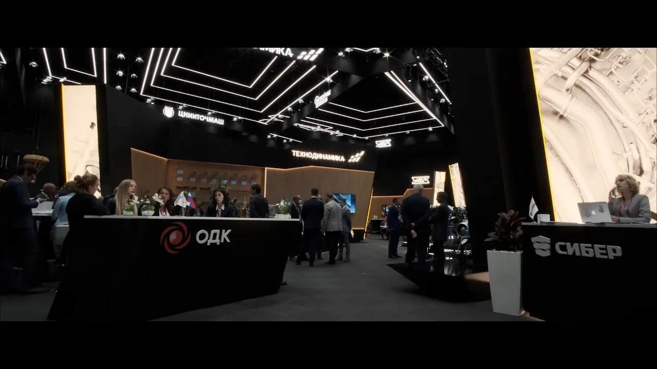 Посетители и маршруты по экспозиции — видеосъёмка выставки Армия