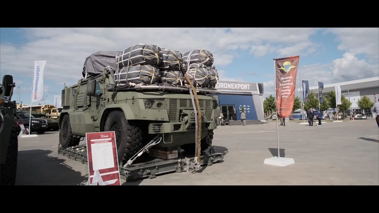 Фрагмент стенда с людьми и экранными поверхностями — съёмка выставки Армия