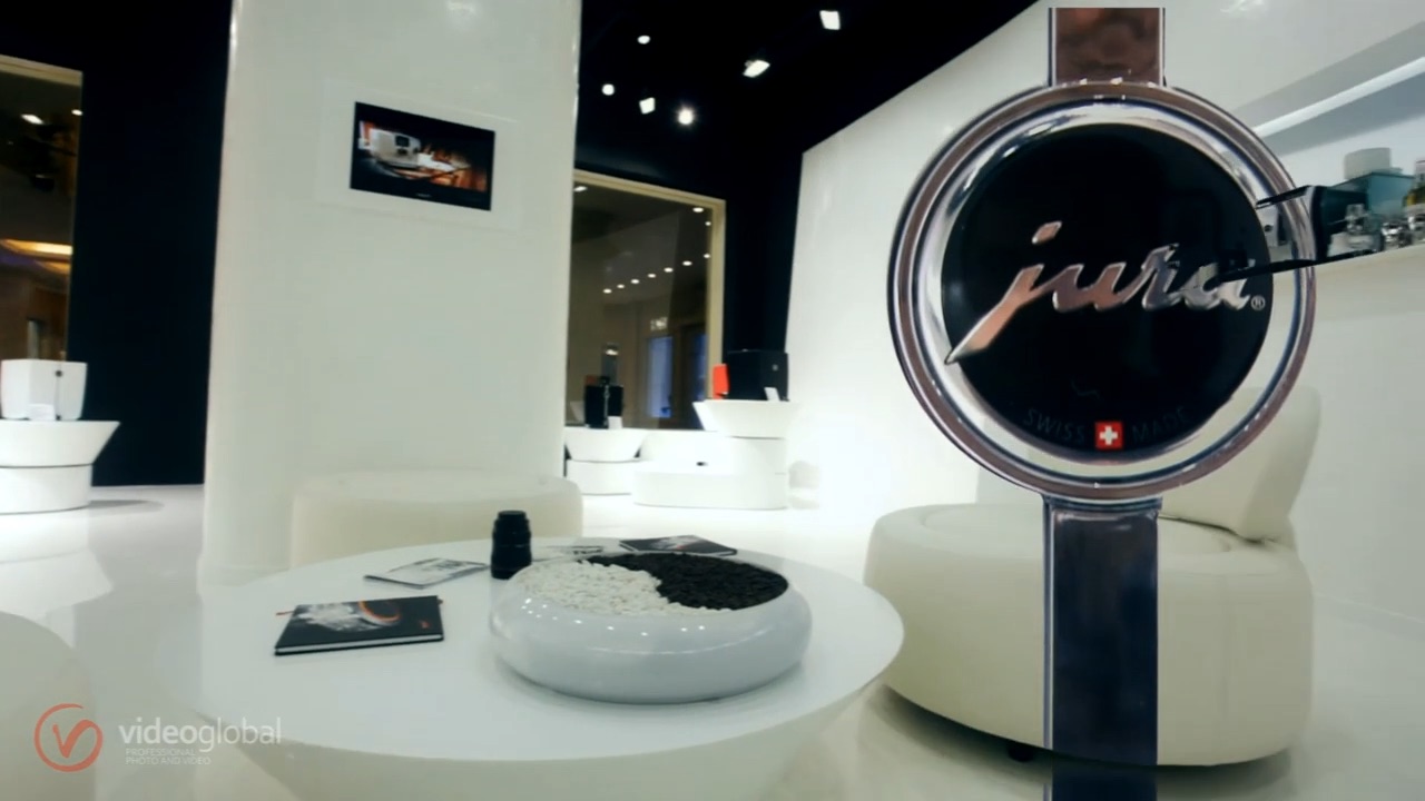 кейс VideoGlobal — крупный план логотипа Swiss Made в интерьере