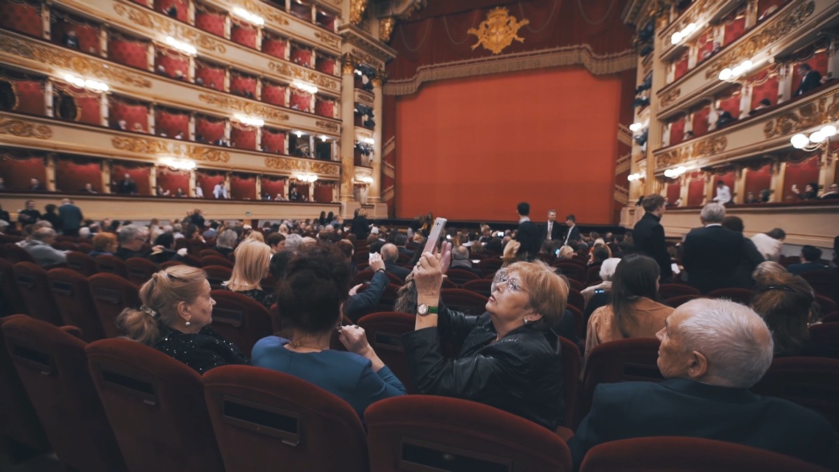 кейс VideoGlobal — зрительный зал театра La Scala в Милане с золотыми ярусами и красными креслами