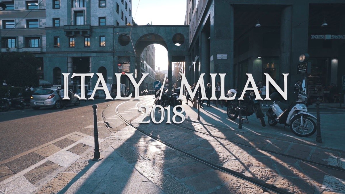кейс VideoGlobal — улица Милана на закате с заставкой ITALY MILAN 2018, мотобайки и арочный проход в перспективе