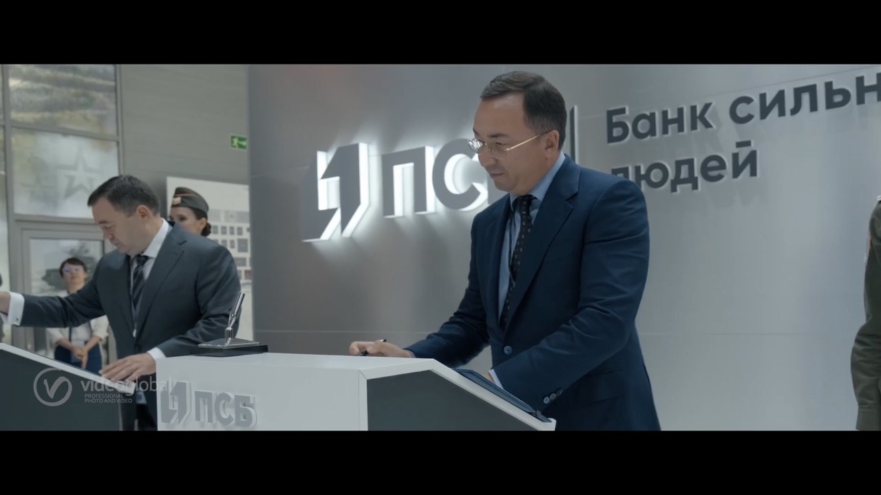 деловой человек у информационной стойки выставки Технодинамики