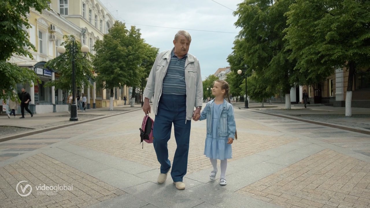 документальная съёмка — дед и внучка идут по улице Пензы